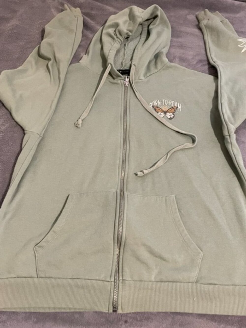 Women's Social Scene Hoodie "Born to Roam" Size Small